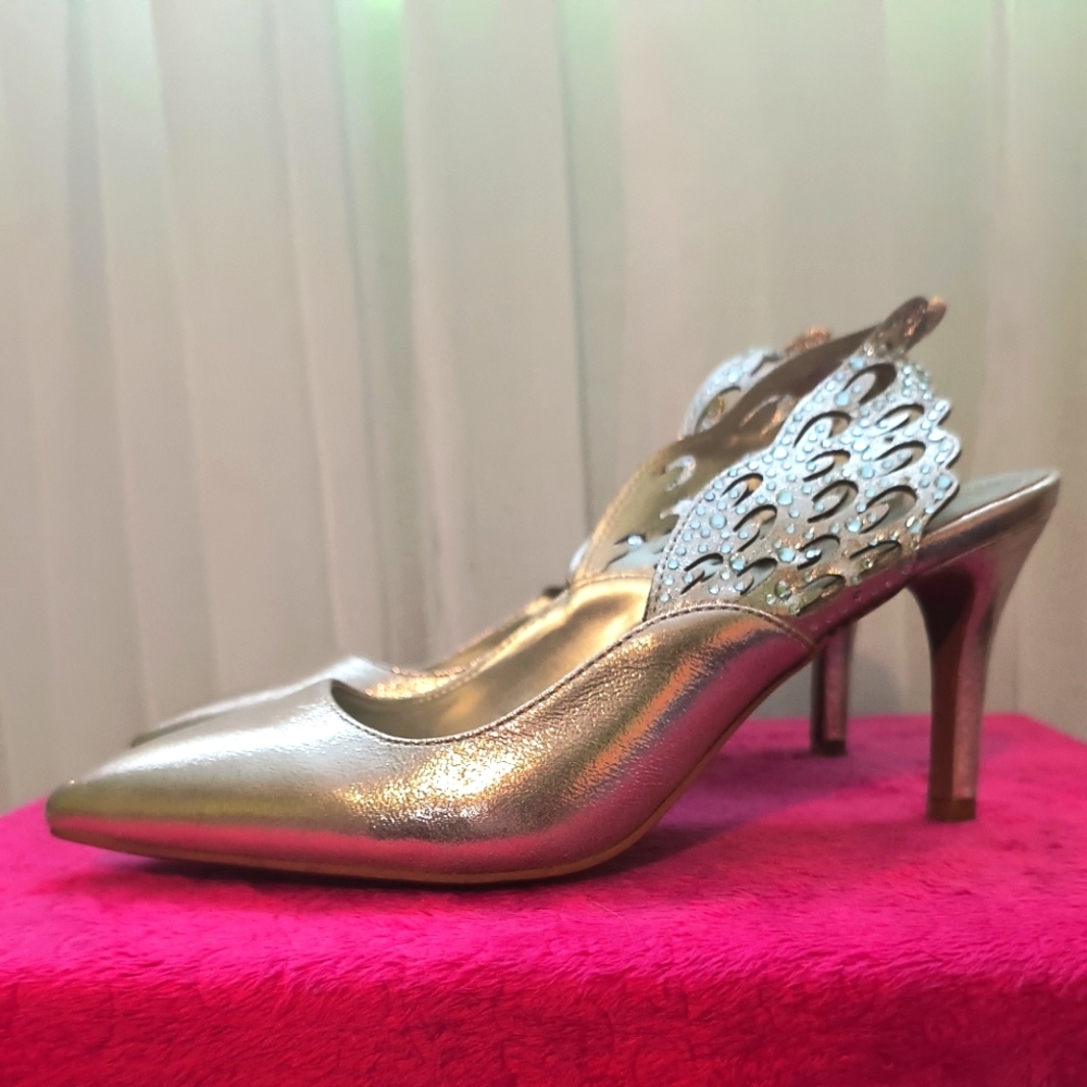 Angel wing sling backs with rhinestone detail size 7 champagne gold. Worn once.